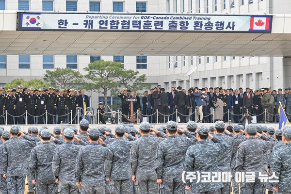 3월 25일(수) 경남 창원시 진해 군항에서 거행된 한국-캐나다 연합협력훈련 환송행사에서 행사에 참가한 부대원들이 곽광섭(중장) 해군참모차장에게 경례를 하고있다. (사진=해군)