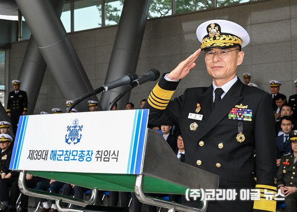 3월 25일 오전 계룡대 대연병장에서 거행된 제39대 해군참모총장 취임식에서 김경률 신임 해군참모총장이 해군ㆍ해병대 장병 및 군무원들의 경례를 받고 있다.&nbsp; (사진=해군)
