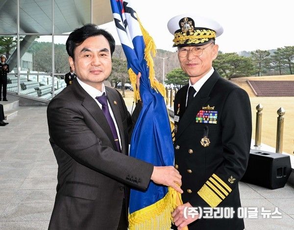 3월 25일 오전 계룡대 대연병장에서 거행된 제39대 해군참모총장 취임식에서 안규백 국방부장관이 김경률 신임 해군참모총장에게 해군기를 수여하고 있다.&nbsp; (사진=해군)