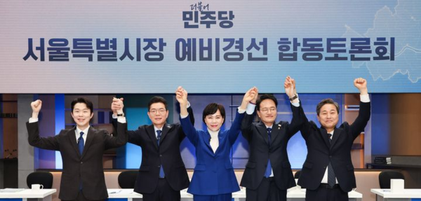 &nbsp;20일 서울 마포구 JTBC에서 열린 더불어민주당 서울시장 예비경선 합동토론회에서 예비후보들이 기념사진을 찍고 있다. 왼쪽부터 김형남, 정원오, 전현희, 박주민, 김영배 예비후보. 뉴시스