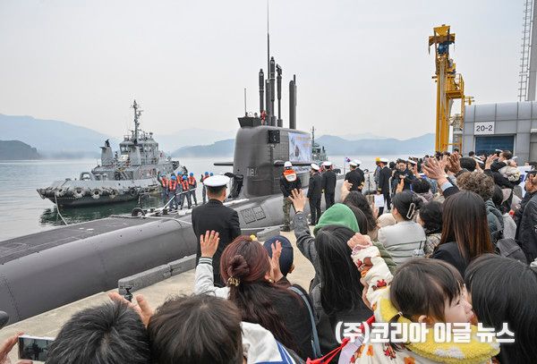 3월 25일(수) 경남 창원시 진해 군항에서 한국-캐나다 연합협력훈련을 참가하기 위해 출항하는 도산안창호함을 향해 행사 참가 부대원 및 도산안창호함 승조원 가족들이 임무완수와 안전항해를 기원하며 손을 흔들고 있다. (사진=해군)