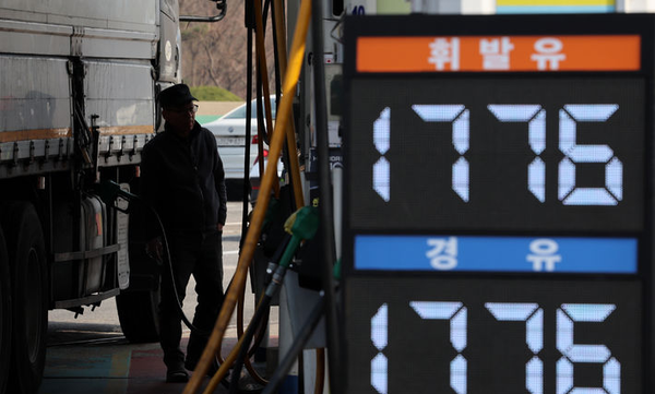 정부가 중동 사태에 따른 유가 상승 부담을 완화하기 위해 유류세 인하 폭 확대를 발표한 26일 서울 서초구 만남의광장 주유소에서 고객이 주유를 하고 있다. 뉴시스