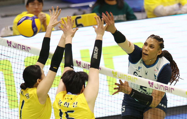 &nbsp;26일 경기 수원시 수원실내체육관에서 열린 2025~2026 V리그 여자부 플레이오프(PO) 1차전 현대건설과 GS칼텍스의 경기, GS칼텍스 지젤 실바가 스파이크 공격을 하고 있다. 뉴시스