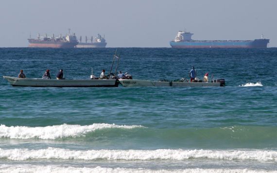 사진은 지난 2012년 1월 19일 아랍에미리트(UAE) 라스알카이마 인근 호르무즈 해협 남쪽 해상에서 어부들이 유조선들 앞에서 작업하는 모습. 뉴시스