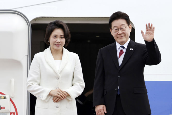 싱가포르와 필리핀을 국빈 방문하는 이재명 대통령과 김혜경 여사가 1일 경기 성남 서울공항에서 공군 1호기에 올라 인사하고 있다. 뉴시스