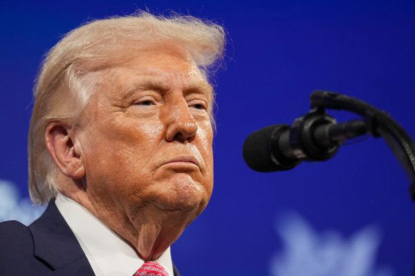 도널드 트럼프 미국 대통령이 이란 원유 수출 거점 하르그섬 점령 가능성을 언급하며 이란 석유 통제권을 장악하겠다는 뜻을 밝혔다. 사진은 트럼프 대통령이 27일(현지 시간) 미국 플로리다주 마이애미에서 사우디 국부 펀드가 주최한 퓨처 인베스트먼트 이니셔티브(FII) 행사에서 연설하는 모습.뉴시스