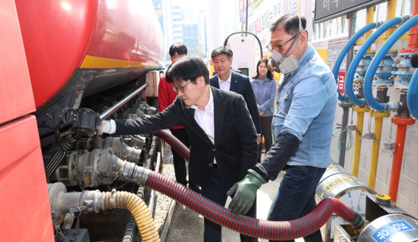 김정관 산업통상부 장관이 지난 16일 충북 청주의 한 알뜰주유소를 찾아 최고가격제 시행 후 처음 주문한 탱크로리 입하(탱크로리의 기름을 주유소 저장고로 옮기는 과정) 과정을 참관하고 있는 모습. 뉴시스