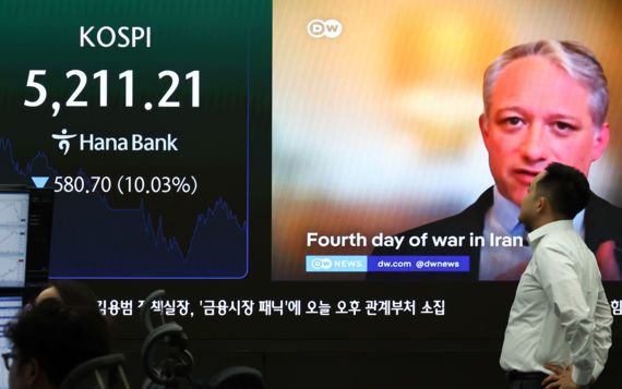 이란 사태 여파로 코스피가 장중 10% 넘는 하락률을 기록한 4일 서울 중구 하나은행 딜링룸에 코스피 시세가 보이고 있다.&nbsp; 뉴시스