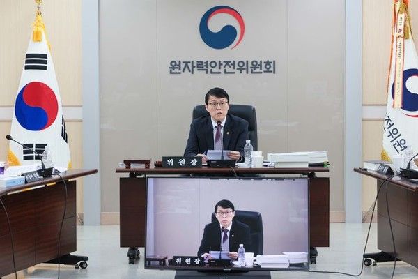 최원호 원자력안전위원회 위원장이 지난해 11월 13일 서울 중구 원자력안전위원회 대회의실에서 열린 제224회 원자력안전위원회 회의에서 위원들과 안건에 대해 논의하고 있다. 뉴시스