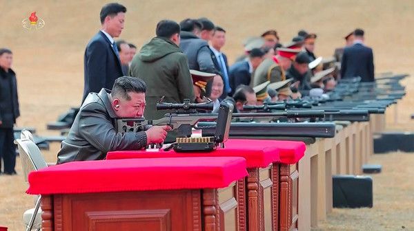 김정은 북한 국무위원장이 지난달 27일 당중앙위원회 본부에서 주요 지도간부들과 군사지휘관들을 만나 신형저격수보총을 선물한 뒤 지도간부들과 사격장에서 저격무기사격도 실시했다고 북한 조선중앙TV가 28일 보도했다.이날 북한은 김 위원장의 딸 김주애가 소총을 조준 사격하는 모습도 이례적으로 공개했다. (사진=조선중앙TV 캡처)