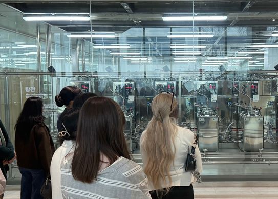 'MSU 한의치료 견학 프로그램'에 참여한 학생들이 한의치료 강의를 듣고 있는 모습.뉴시스