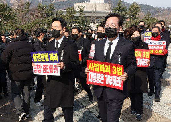 장동혁 국민의힘 대표를 비롯한 소속 의원들이 5일 오전 서울 종로구 청와대 사랑채 분수대 앞에서 현장 의원총회를 마친 뒤 도보 행진을 하고 있다. 뉴시스