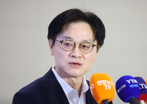 김정관 산업통상부 장관이 캐나다에서 열리는 LG엔솔 배터리 공장 준공식 참석을 계기로 캐나다 초계 잠수함 프로젝트(CPSP) 사업 수주를 지원하기 위해 5일 오전 인천국제공항 2터미널을 통해 출국하며 취재진 질문에 답변하고 있다. 뉴시스