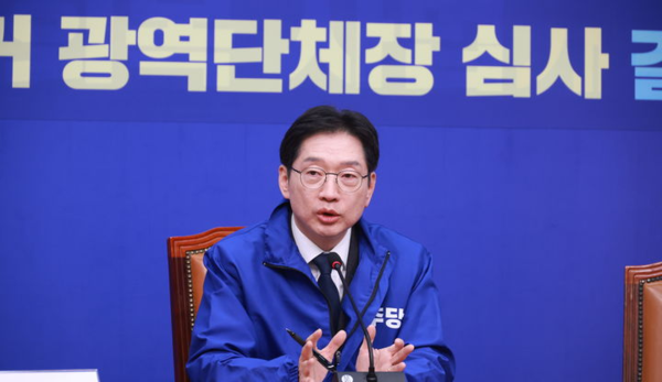 더불어민주당 경남도지사 후보로 확정된 김경수 지방시대위원장이 5일 서울 여의도 국회에서 열린 중앙당공천관리위원회 공천 심사 발표 후 취재진 질문에 답하고 있다. 뉴시스