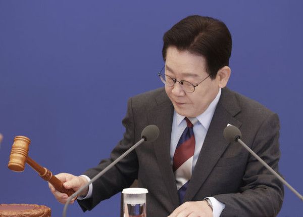 이재명 대통령이 5일 청와대에서 열린 임시 국무회의에서 의사봉을 두드리며 개회 선언을 하고 있다. 뉴시스