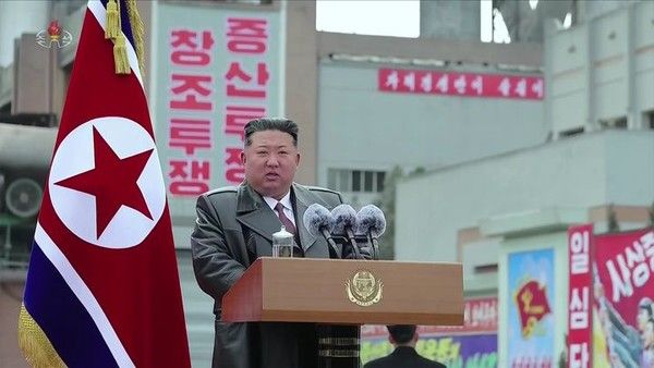 북한 조선중앙TV가 지난 1일 김정은 국무위원장이 상원세멘트연합기업소를 방문해 노동자들을 격려 했다고 2일 보도했다. (사진=조선중앙TV 캡처)