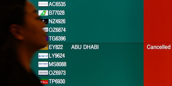 미국·이스라엘과 이란의 군사 충돌 여파로 중동 지역 항공편 차질이 이어지고 있는 5일 인천국제공항 1터미널 도착층 전광판에 아부 다비 발 항공편의 결항이 안내되고 있다.뉴시스