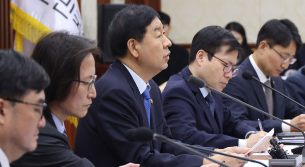 구윤철 부총리 겸 재정경제부 장관이 5일 오후 서울 종로구 정부서울청사에서 열린 민생물가 특별관리 관계장관 TF 회의를 주재하고 있다. 뉴시스