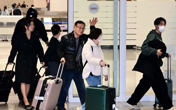 미국·이스라엘과 이란의 군사 충돌 여파로 중동 정세 불안이 고조되는 가운데 아랍에미리트(UAE) 두바이에 체류 중인 한국인 관광객이 5일 인천국제공항 제2터미널을 통해 귀국하고 있다.