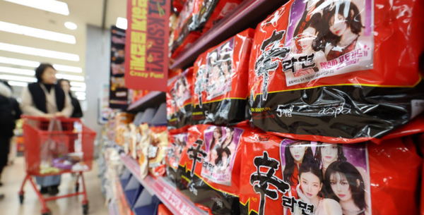 &nbsp;12일 오후 서울시내 한 대형마트에서 외국인 관광객이 라면을 고르고 있다. 뉴시스