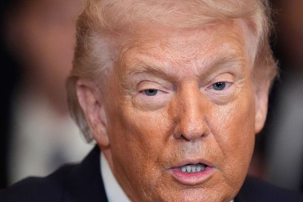 이란 차기 최고지도자 인선에 공개적으로 개입하기 시작한 도널드 트럼프 미국 대통령이 쿠바 정권 교체도 임박했다고 주장했다. 사진은 트럼프 대통령이 5일(현지 시간) 백악관 이스트룸에서 열린 지난해 메이저리그사커(MLS)컵 우승팀 축하행사에서 연설하는 모습.뉴시스