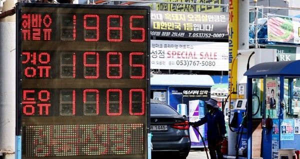 미국과 이스라엘의 이란 공습에 따른 중동 정세 불안 여파로 국내 주유소 기름값이 가파르게 상승한 8일 대구 시내 한 주유소에서 직원이 주유하고 있다. 뉴시스