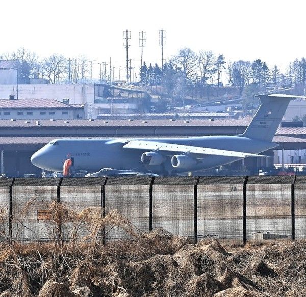 한미연합훈련인 '자유의 방패'(프리덤실드·FS) 연습을 하루 앞둔 8일 경기 평택시 주한미군 오산공군기지에 C-5 미군 대형 수송기가 계류되어 있다. 뉴시스