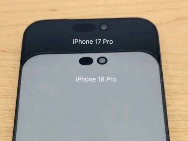 아이폰17 프로와 아이폰18 프로 모형으로 추정되는 기기의 다이내믹 아일랜드 크기 비교. (사진=IT팁스터 마진부 X 캡처)