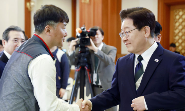 이재명 대통령이 10일 청와대에서 열린 민주노총 초청 간담회에서 양경수 민주노총 위원장과 악수하고 있다. 뉴시스