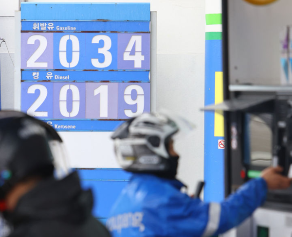 &nbsp;3차 석유 최고가격제 시행을 하루 앞둔 9일 서울 시내 한 주유소에 유가 정보가 게시돼 있다.정부는 이날 오후 7시에 3차 최고가격을 발표하고 오는 10일 0시부터 적용할 예정이다.&nbsp; 뉴시스
