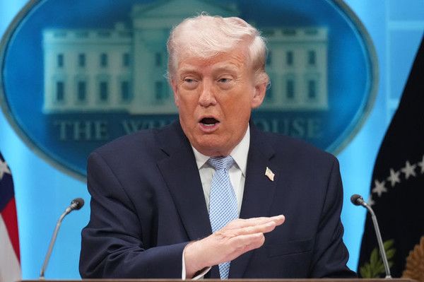 도널드 트럼프 미국 대통령이 지난 6일(현지 시간) 백악관에서 기자회견을 열고 발언하고 있다. 뉴시스