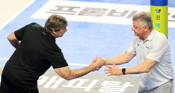 6일 오후 충남 천안시 서북구 유관순체육관에서 열린 2025-2026 V-리그 남자부 챔피언결정전 3차전 현대캐피탈과 대한항공의 경기, 필립 블랑(왼쪽) 현대캐피탈 감독과 헤난 달 조토 대한항공 감독이 인사를 나누고 있다. 뉴시스