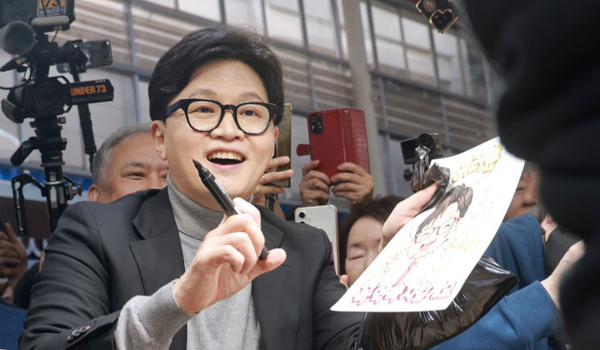 한동훈 전 국민의힘 대표가 22일 서울 동대문구 경동시장을 찾아 시장상인에게 사인을 해주고 있다.&nbsp; 뉴시스