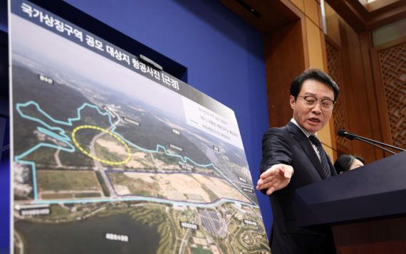 &nbsp;이규연 홍보소통수석이 14일 청와대 춘추관에서 세종 집무실 관련 브리핑을 하고 있다. 뉴시스