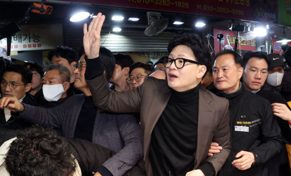 &nbsp;한동훈 전 국민의힘 대표가 7일 부산 북구 구포시장을 방문, 상인 등과 인사하고 있다. 뉴시스