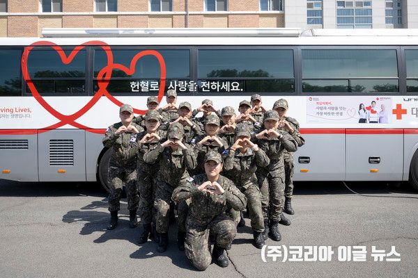 해군교육사령부는 봄철 혈액 수급 안정화를 위해 4월 15일과 16일 대한적십자사 경남혈액원과 협조하여 사랑의 헌혈운동을 펼쳤다. 사진은 갑판초급반 부사관들이 헌혈을 하고 기념사진을 촬영하고 있다.&nbsp; (사진=&nbsp;중사 홍성민)