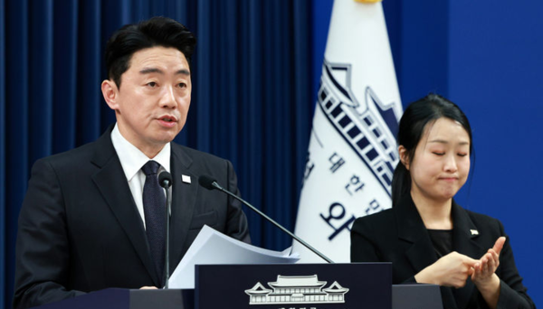 강훈식 비서실장이 15일 청와대 춘추관에서 전략경제협력 대통령특사 활동 결과 관련 브리핑을 하고 있다. 뉴시스