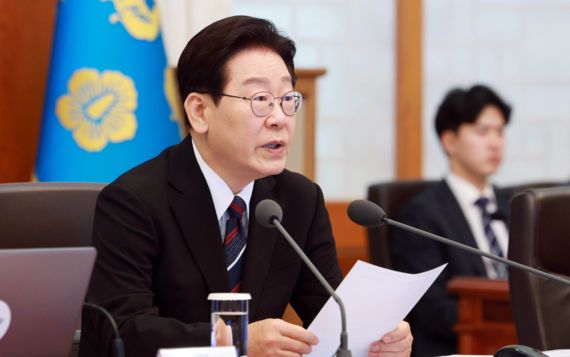 &nbsp;이재명 대통령이 16일 청와대에서 열린 수석보좌관회의에서 발언하고 있다. 뉴시스