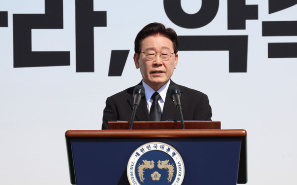 이재명 대통령이 16일 경기 안산 화랑유원지에서 열린 세월호 참사 12주기 기억식에서 추도사를 하고 있다. 뉴시스