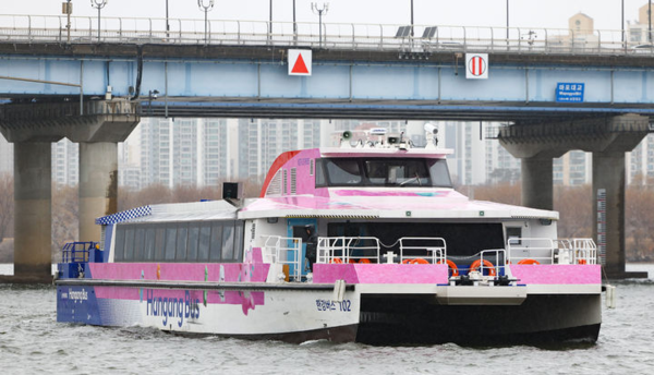 &nbsp;2일 서울 한강버승 여의도 선착장에서 한강버스가 운행하고 있다. 지난 1일부터 전 구간 운행을 재개한 한강버스는 운항 노선 효율성과 안정성을 높이기 위해 탑승 수요가 가장 많은 여의도 선착장을 중심으로 동부(잠실~여의도)와 서부(마곡~여의도) 구간으로 분리 운영한다. 뉴시스