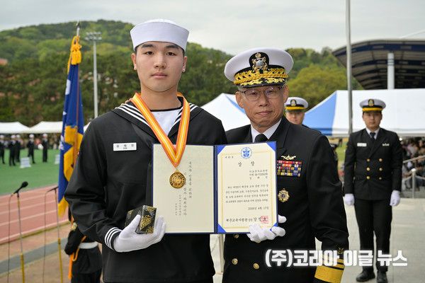 &nbsp;강정호(중장) 해군교육사령관이 우수한 성적을 거둔 김태민 이병에게 상장을 수여하고 기념사진을 촬영하고 있다.&nbsp;&nbsp; (사진=원사 유선종)
