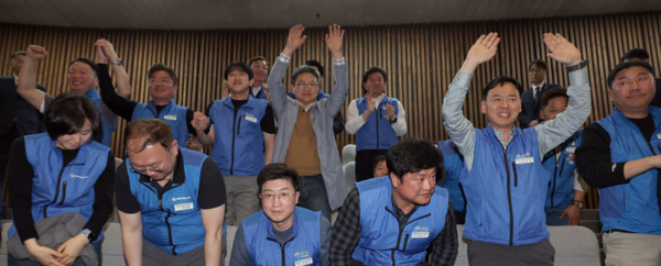 대한민국공무원노동조합총연맹 조합원들이 지난달 31일 오후 서울 여의도 국회에서 열린 제433회국회(임시회) 제3차 본회의에서 공휴일에 관한 법률 일부개정법률안(대안)이 가결되자 기뻐하고 있다. 뉴시스