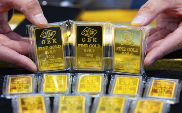 최근 국제 금값이 한 달 새 약 13% 하락하며 17년 만에 최대 낙폭을 기록한 가운데 1일 서울 시내 한 금은방에서 직원이 금 제품을 들어보이고 있다. 뉴시스