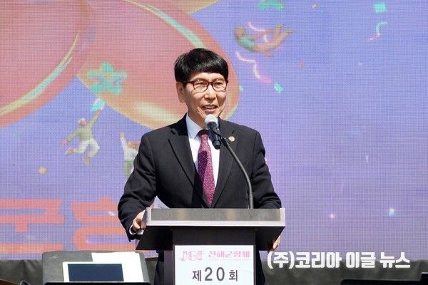 김교한 한국연예예술인총연합회 진해지회장이 대회사를 하고 있다.&nbsp; (사진=코리아이글뉴스 이종우 기자)