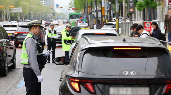 20일 서울 강남구 대치역 사거리에서 경찰이 우회전 통행 방법 위반 차량에 대한 집중 단속을 하고 있다.경찰청은 지난 2023년 도입된 우회전 일시정지 제도를 현장에 안착시켜 우회전 사고에 취약한 보행자 안전을 확보하기 위해 이날부터 오는 6월 19일까지 2개월간 우회전 통행방법 위반에 대해 집중단속을 실시한다고 밝혔다. 뉴시스