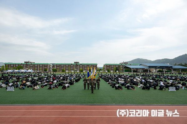 &nbsp;해군병 724기 입영장정들이 부모님께 큰절을 올리고 있다.&nbsp;(사진=중사 홍성민)