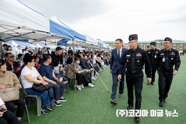 강정호(중장) 해군교육사령관과 김종원 경남지방병무청장이 입영식에 앞서 가족들과 인사를 나누고 있다.&nbsp; (사진=중사 홍성민)