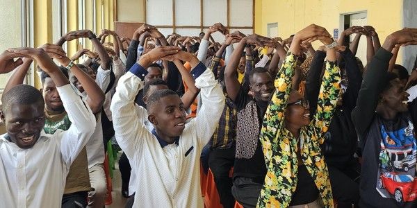 신천지예수교회 바돌로매 아프리카 잠비아 루사카지역센터에서 수강생들이 O/X 퀴즈 수업에서 머리 위로 두 팔을 모아 ‘O’ 자를 만들며 활짝 웃고 있다.&nbsp;[사진 제공=신천지예수교회]