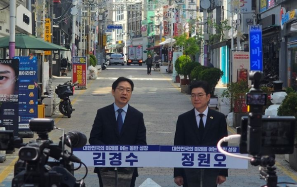 21일 오후 경남 창원특례시 마산합포구 창동문화예술촌 인근 사거리에서 더불어민주당 김경수(왼쪽) 경남도지사 후보와 정원오 서울시장 후보가 '서울–경남 상생협력 공동선언문'을 발표하고 있다. 뉴시스