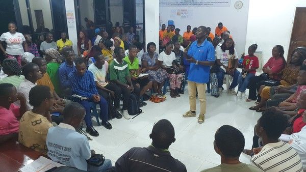 신천지예수교회 다대오지파 아프리카 라이베리아지역 센터에서 한 수강생이 수업 때 배운 내용을 스피치하고 있다.&nbsp;[사진 제공=신천지예수교회]